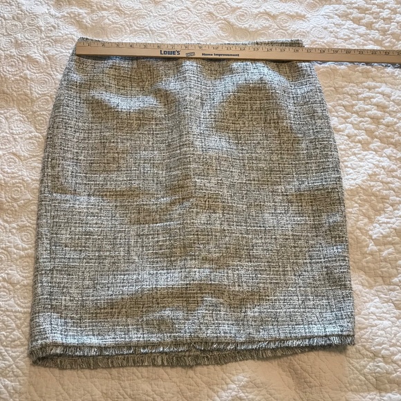 Beautiful Calvin Klein black, gray, black & white lined tweed midi skirt (12) - Picture 4 of 15